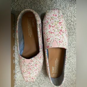 TOMS soft bottom slip on. Floral.